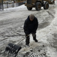 Чистим снег во дворах